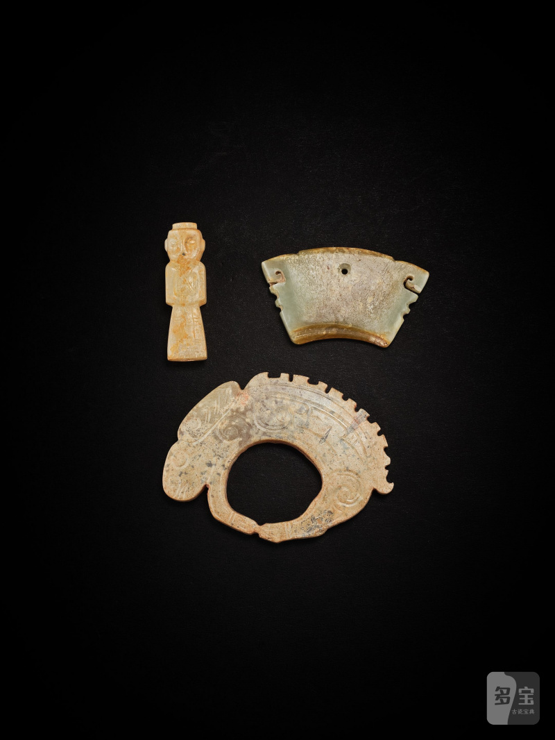 各式仿古玉器一組三件 | A GROUP OF THREE ARCHAISTIC JADE ORNAMENTS - 图2